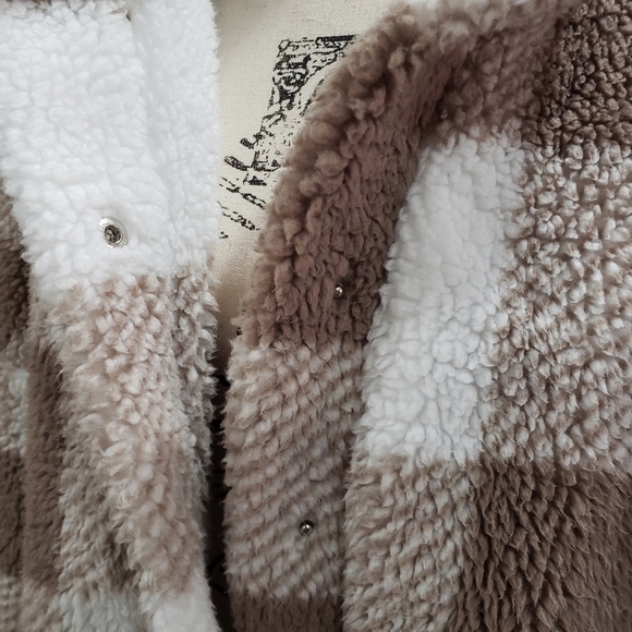 ANDTHEWHY Plaid Oversized Cozy Sherpa Jacket - Picture 6 of 8